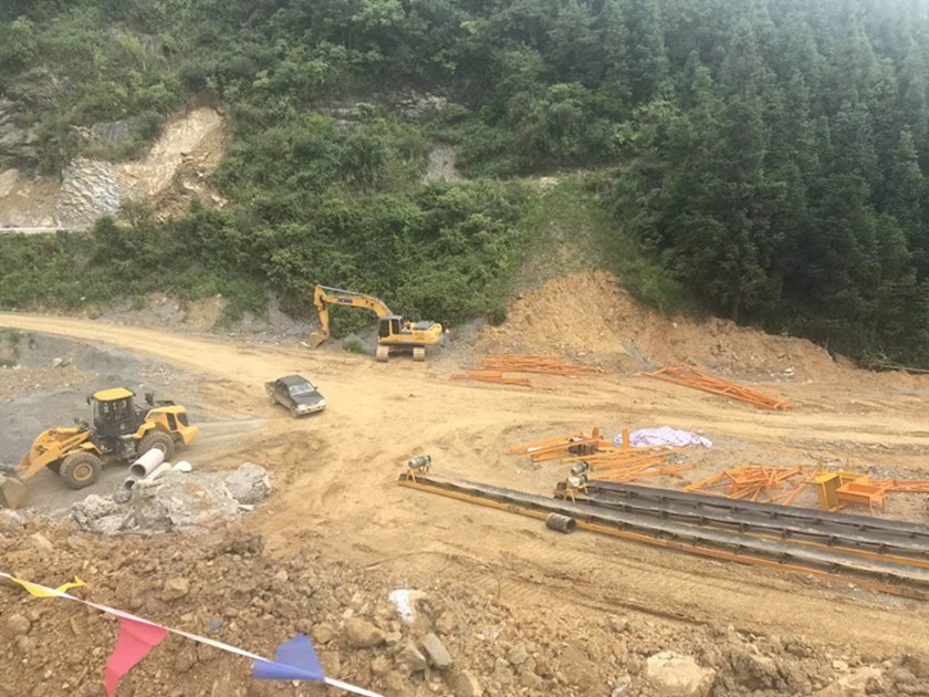 蒙自孫總ZSW6013給料機+ZF250型二合一十4YK3080振動篩安裝現(xiàn)場